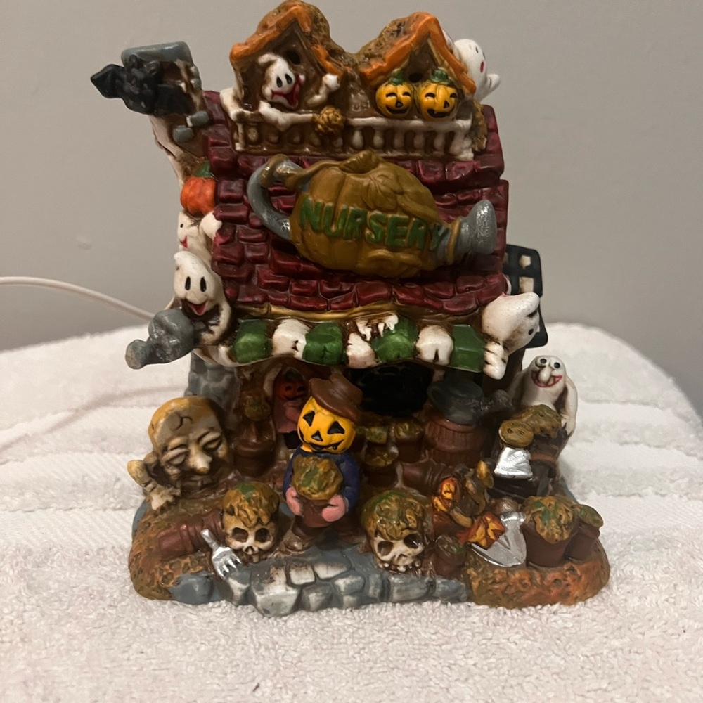 NIB VINTAGE SPOOKY HOLLOW “NURSERY “ PORCELAIN LIGHT UP HOUSE